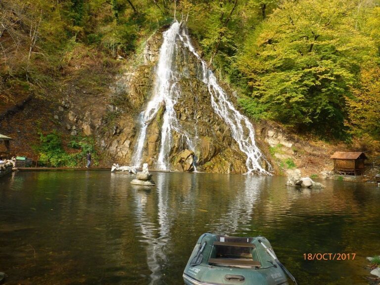 https://nomadicglobe.com/wp-content/uploads/2024/03/the-waterfall-768x576.jpg